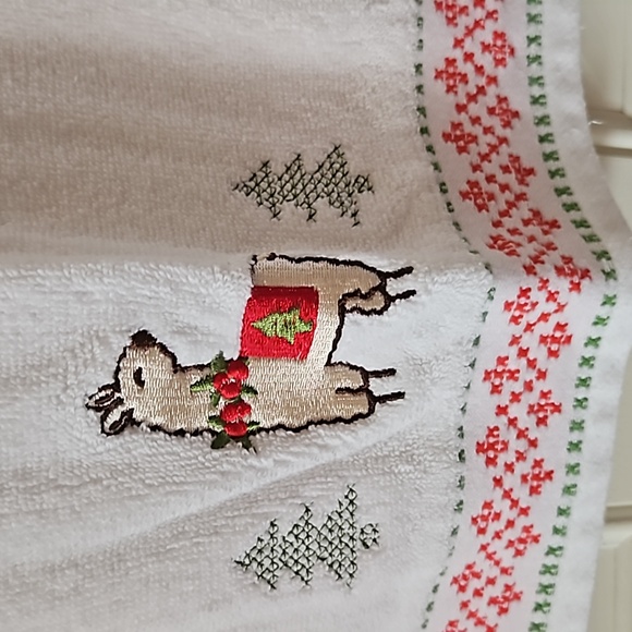 Dena Home Holiday Bath Towel and Wash Cloth 46X26 Thick Towel - Picture 3 of 3